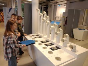 Uczniowie wykonujący doświadczenia z dźwięku i słuchu