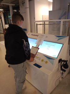 Uczniowie wykonujący doświadczenia z dźwięku i słuchu