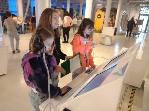 Uczniowie wykonujący doświadczenia z dźwięku i słuchu