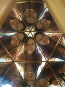 Zdjęcie dziewczynki w lustrzanych odbiciach