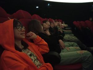 Uczniowie w sali kinowej