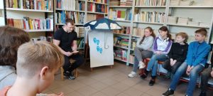 wychowawca czyta wybraną książkę