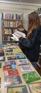 uczniowie oglądają wystawę książek