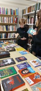 uczniowie oglądają wystawę książek