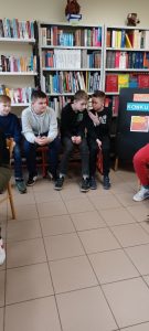 uczniowie w bibliotece