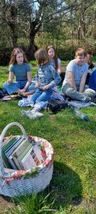 uczniowie na książkowym pikniku