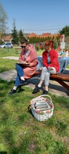 rodzic czyta uczniom swoją ulubioną książkę