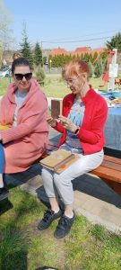 nauczyciel czyta uczniom swoją ulubioną książkę