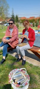 nauczyciel czyta uczniom swoją ulubioną książkę