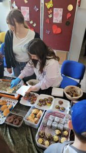 wolontariuszki obsługujące stoisko z ciastem