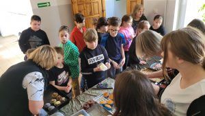 uczniowie przy stoisku z ciastem