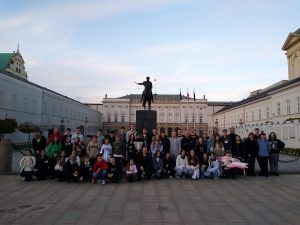 na zdjęciu grupa uczniów z opiekunami szkolnej wycieczki