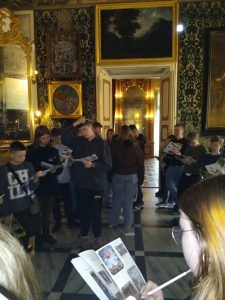 na zdjęciu grupa uczniów z opiekunami szkolnej wycieczki