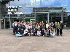 na zdjęciu grupa uczniów z opiekunami szkolnej wycieczki