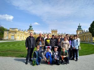 na zdjęciu grupa uczniów z opiekunami szkolnej wycieczki