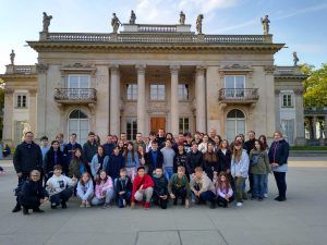 na zdjęciu grupa uczniów z opiekunami szkolnej wycieczki