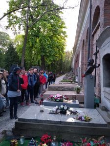 na zdjęciu grupa uczniów z opiekunami szkolnej wycieczki