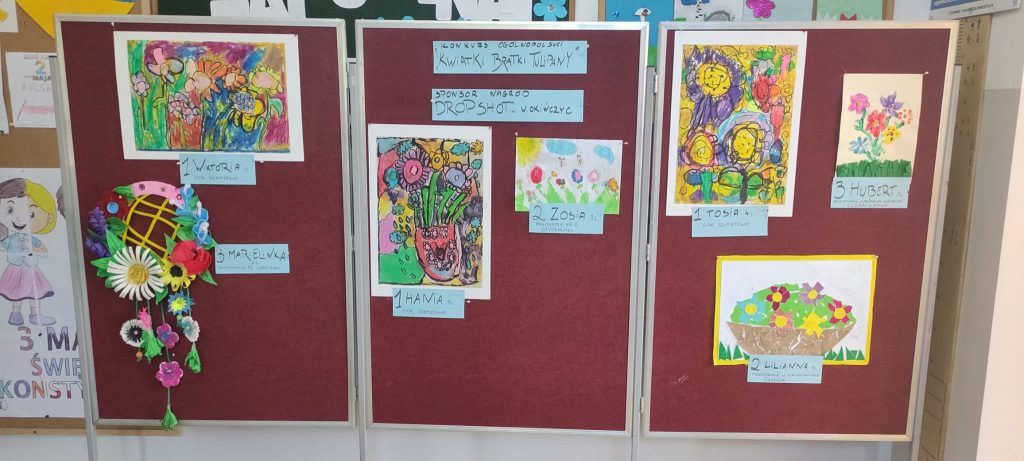 tablica z pracami nagrodzonymi w konkursie