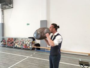 na zdjęciu muzyk z instrumentem