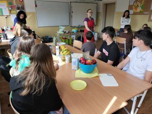 uczniowie przed przystąpieniem do kulinarnej przygody