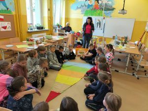 uczniowie przed przystąpieniem do kulinarnej przygody