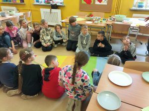 uczniowie przed przystąpieniem do kulinarnej przygody