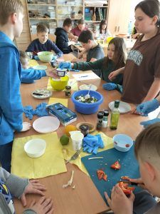 uczniowie podczas warsztatów kulinarnych