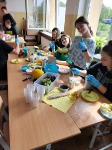 uczniowie podczas warsztatów kulinarnych