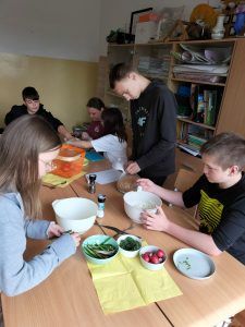 uczniowie podczas warsztatów kulinarnych