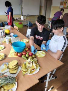 uczniowie podczas warsztatów kulinarnych