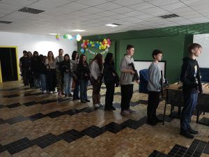 grupa uczniów na strzelnicy w kolejce do oddania strzału