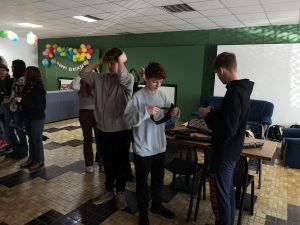 grupa uczniów na strzelnicy