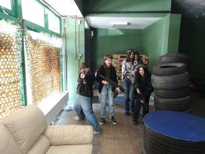 grupa uczennic na strzelnicy 