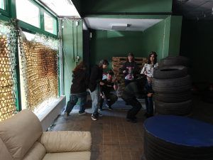 grupa uczennic na strzelnicy 