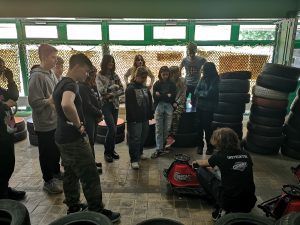 uczniowie oglądający gokarta