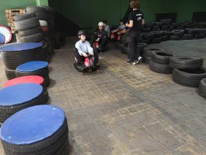 uczniowie jeżdżący na gokartach