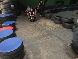 uczniowie jeżdżący na gokartach