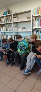 uczniowie w bibliotece szkolnej