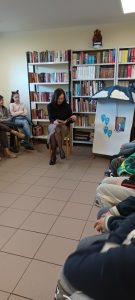 nauczyciel czytający książkę