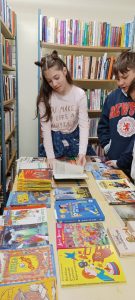 grupa uczniów przy wystawie książek