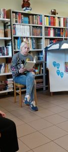 rodzic czytający książkę