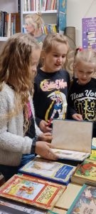 grupa uczniów przy wystawie książek