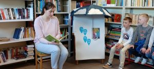 rodzic czytający książkę