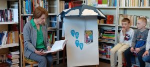 nauczyciel czytający książkę