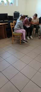 grupa uczniów w bibliotece