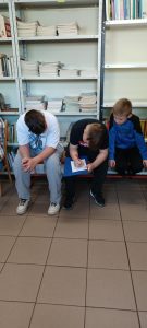 grupa uczniów w bibliotece