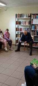 na zdjęciu nauczyciel czytający książkę