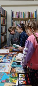 uczniowie klasy 3 przy wystawie książek