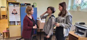 na zdjęciu bibliotekarz i dwie uczennice