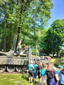 uczniowie w kolejce do czołgu